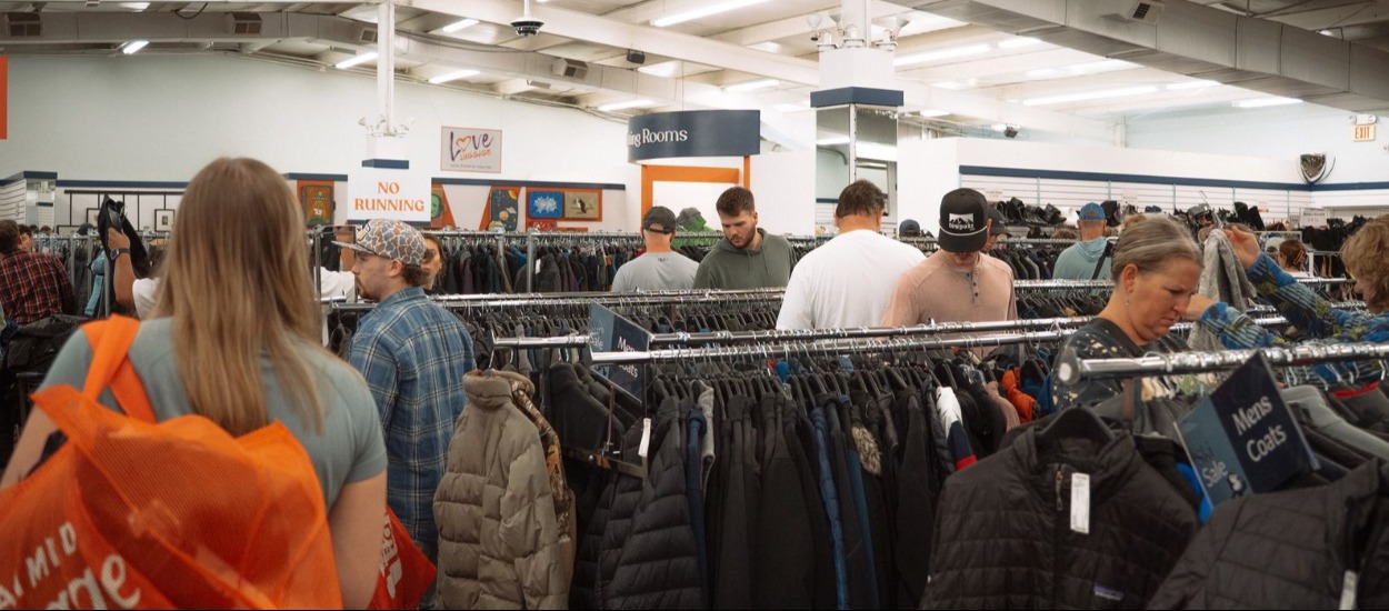 America's Strangest Ski Destination: Thousands Flock South for Deals on Ski Gear from Lost Luggage