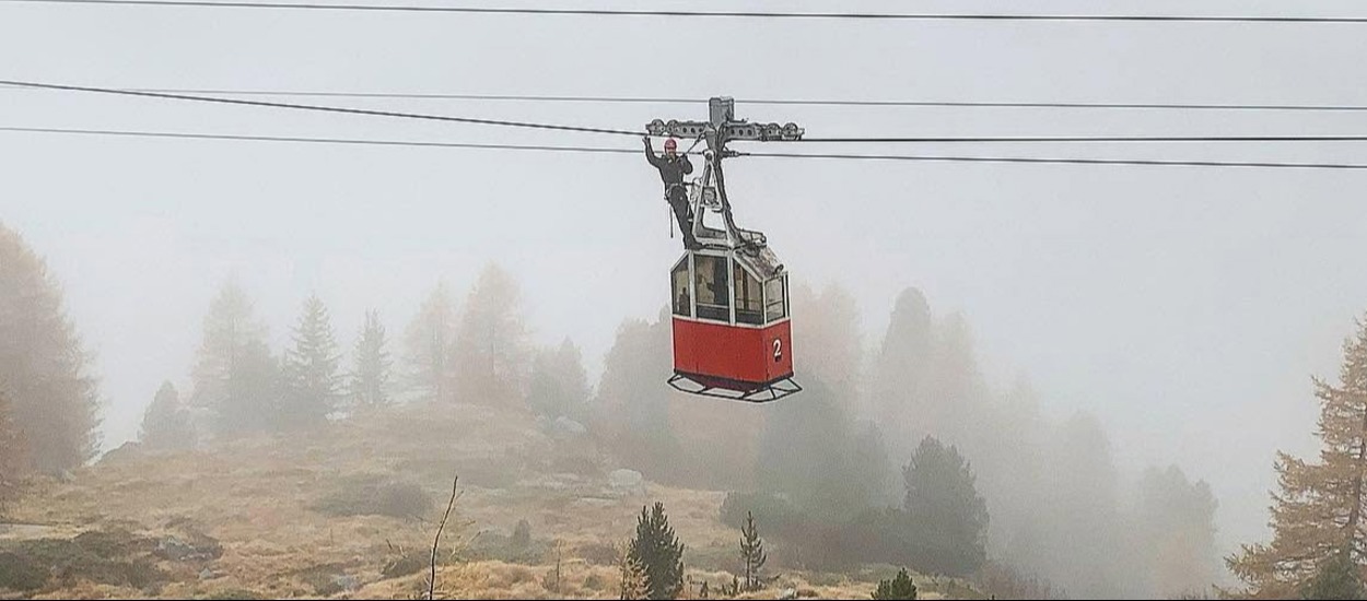 Two Killed as Gyrocopter Strikes Enel Cable Car Line Near Dam in Italy's Ossola Valley