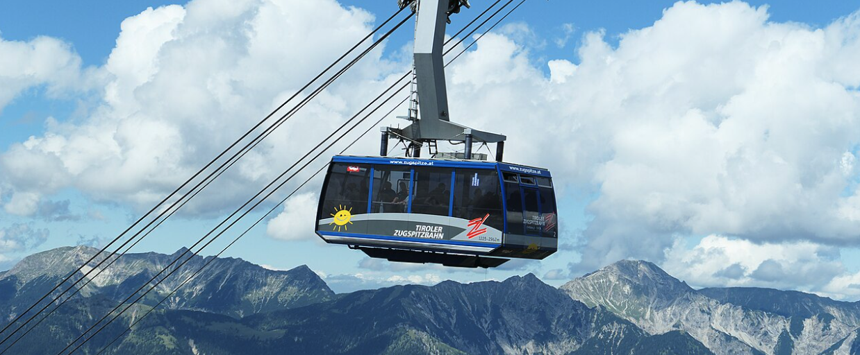  Tiroler Zugspitz Arena transitions from the winter finale to spring.